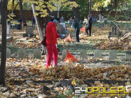 Nie zapominają o zapomnianych. Wspólne sprzątanie cmentarza to już tradycja