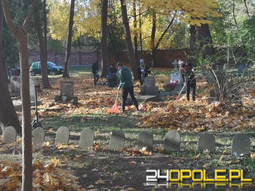 Nie zapominają o zapomnianych. Wspólne sprzątanie cmentarza to już tradycja