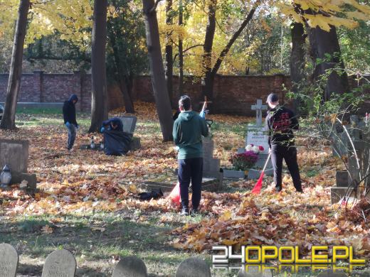 Nie zapominają o zapomnianych. Wspólne sprzątanie cmentarza to już tradycja
