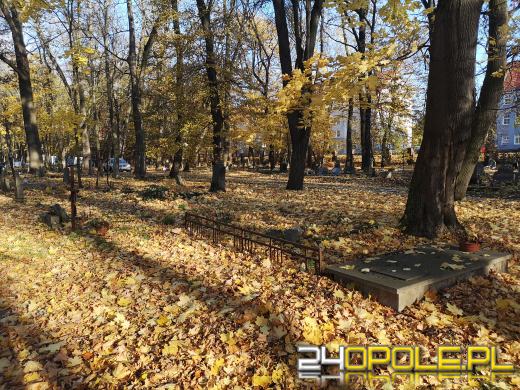 Nie zapominają o zapomnianych. Wspólne sprzątanie cmentarza to już tradycja