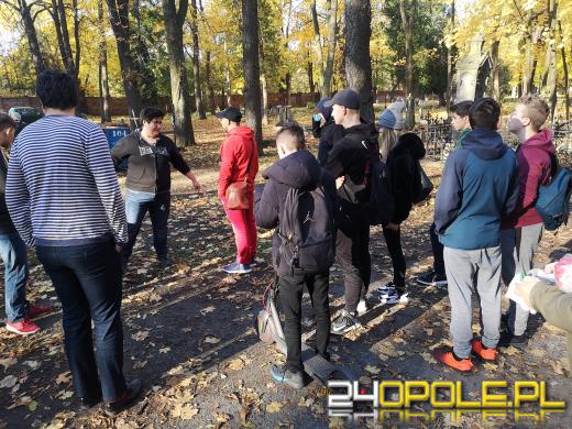 Nie zapominają o zapomnianych. Wspólne sprzątanie cmentarza to już tradycja