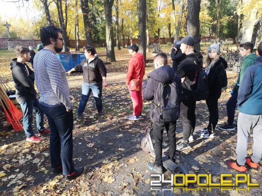 Nie zapominają o zapomnianych. Wspólne sprzątanie cmentarza to już tradycja