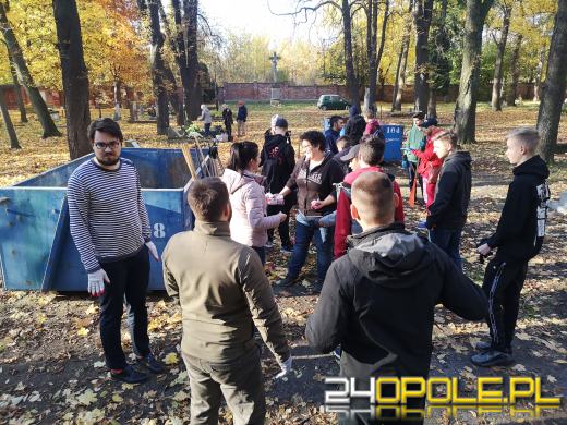 Nie zapominają o zapomnianych. Wspólne sprzątanie cmentarza to już tradycja