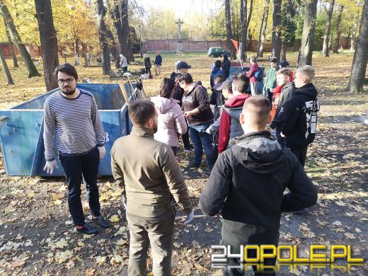 Nie zapominają o zapomnianych. Wspólne sprzątanie cmentarza to już tradycja