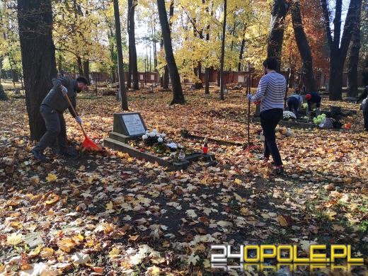 Nie zapominają o zapomnianych. Wspólne sprzątanie cmentarza to już tradycja