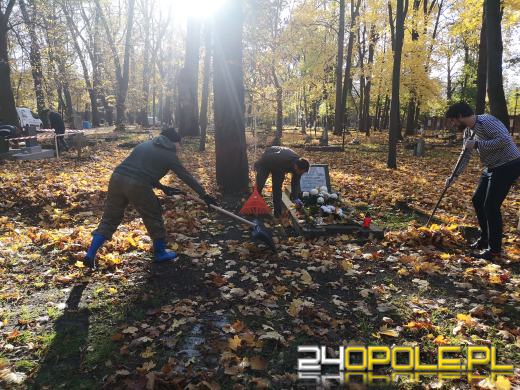 Nie zapominają o zapomnianych. Wspólne sprzątanie cmentarza to już tradycja