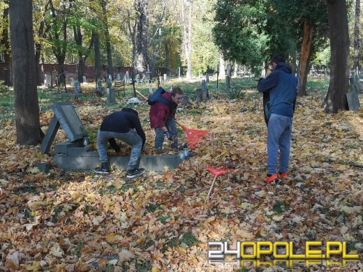 Nie zapominają o zapomnianych. Wspólne sprzątanie cmentarza to już tradycja