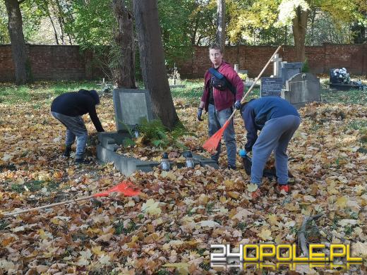 Nie zapominają o zapomnianych. Wspólne sprzątanie cmentarza to już tradycja