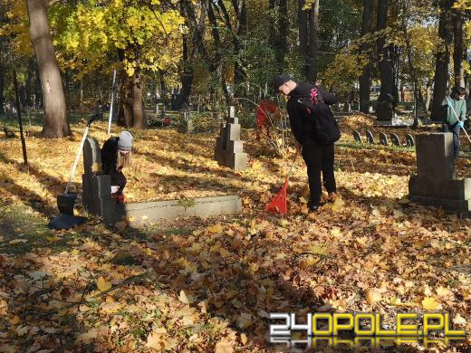 Nie zapominają o zapomnianych. Wspólne sprzątanie cmentarza to już tradycja