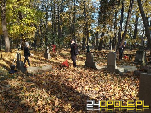 Nie zapominają o zapomnianych. Wspólne sprzątanie cmentarza to już tradycja