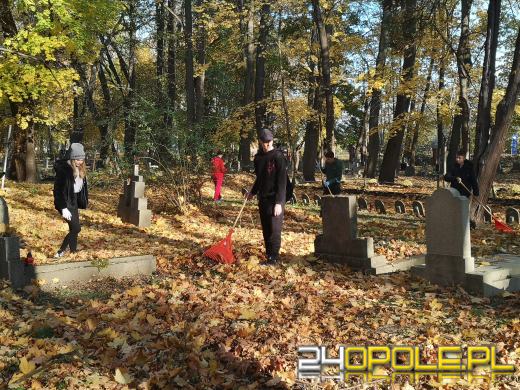 Nie zapominają o zapomnianych. Wspólne sprzątanie cmentarza to już tradycja