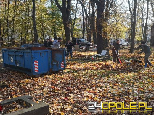 Nie zapominają o zapomnianych. Wspólne sprzątanie cmentarza to już tradycja