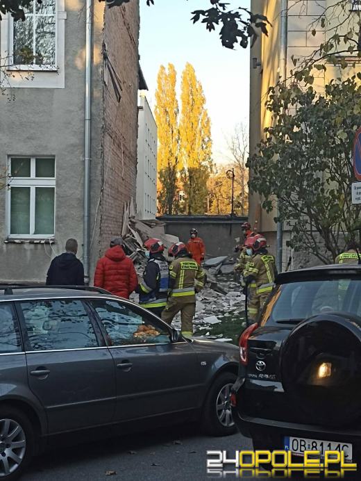 Runęła część ściany kamienicy. Strażacy przeszukiwali gruzowisko