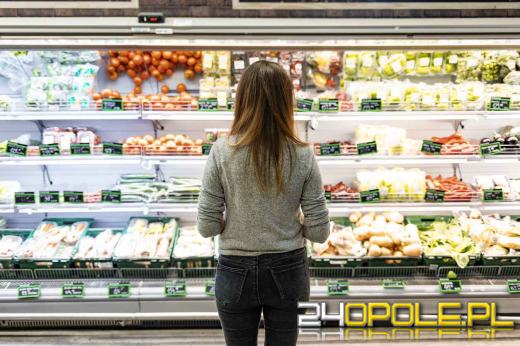 Zarabiamy więcej, możemy kupić mniej. Polacy zaciskają pasa po kolejnych podwyżkach cen