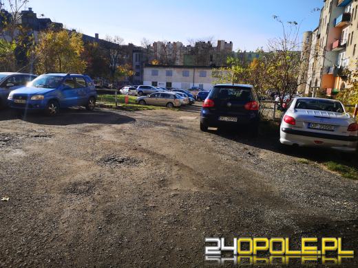 Podwórko przy Sądowej w Opolu "zawalone" autami i śmieciami