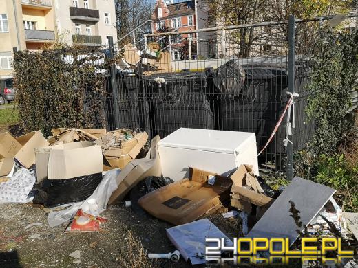 Podwórko przy Sądowej w Opolu "zawalone" autami i śmieciami