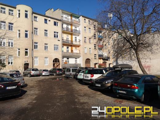 Podwórko przy Sądowej w Opolu "zawalone" autami i śmieciami