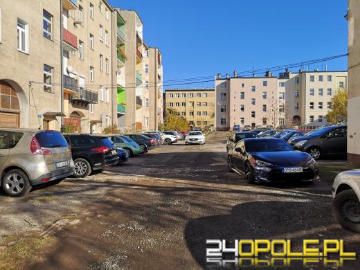 Podwórko przy Sądowej w Opolu "zawalone" autami i śmieciami