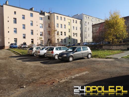 Podwórko przy Sądowej w Opolu "zawalone" autami i śmieciami