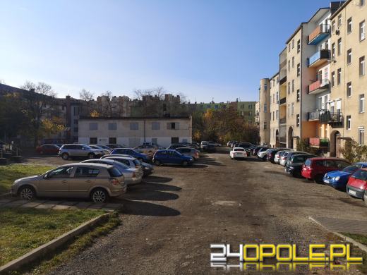 Podwórko przy Sądowej w Opolu "zawalone" autami i śmieciami