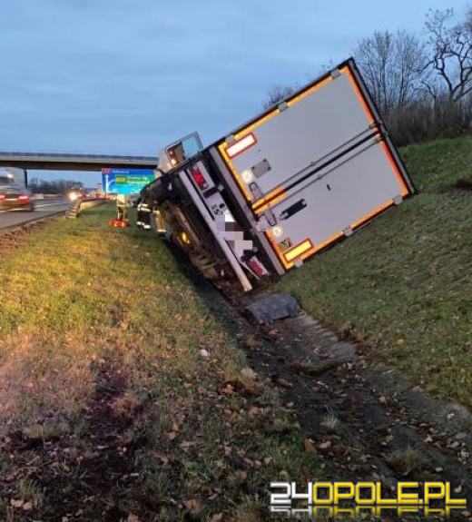 Pijany kierowca prowadził ciężarówkę pełną "szkockiej". Wpadł do rowu