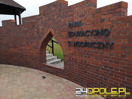 Wandale regularnie demolują Park sensoryczny. Miasto zleciło naprawę zniszczeń
