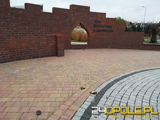 Wandale regularnie demolują Park sensoryczny. Miasto zleciło naprawę zniszczeń