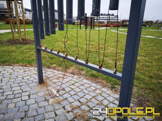 Wandale regularnie demolują Park sensoryczny. Miasto zleciło naprawę zniszczeń
