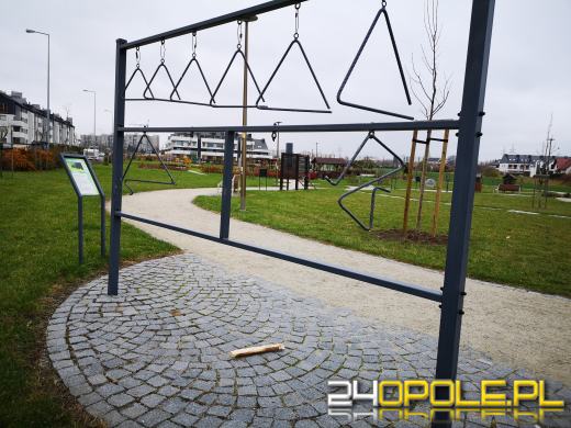 Wandale regularnie demolują Park sensoryczny. Miasto zleciło naprawę zniszczeń
