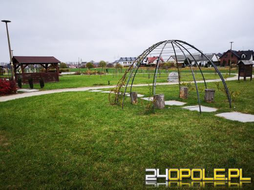 Wandale regularnie demolują Park sensoryczny. Miasto zleciło naprawę zniszczeń