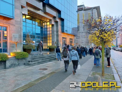 Kilkaset osób przed NBP. Do sprzedaży trafił kolekcjonerski banknot z Lechem Kaczyńskim