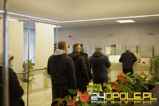 Kilkaset osób przed NBP. Do sprzedaży trafił kolekcjonerski banknot z Lechem Kaczyńskim