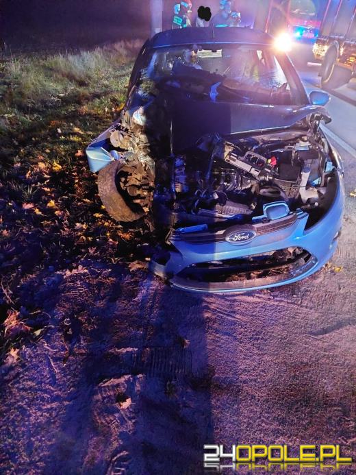 Wypadek na trasie Krępna - Obrowiec. Osobówka uderzyła w drzewo