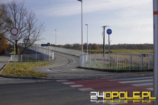 Rozpędzeni rowerzyści jadący z mostu Halupczoka przecinają Krapkowicką. Policjanci reagują