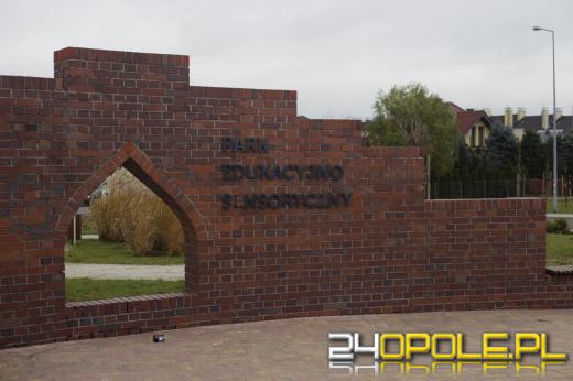 Wandale regularnie demolują Park sensoryczny. Miasto zleciło naprawę zniszczeń