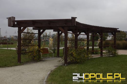 Wandale regularnie demolują Park sensoryczny. Miasto zleciło naprawę zniszczeń