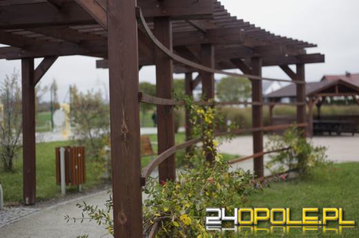 Wandale regularnie demolują Park sensoryczny. Miasto zleciło naprawę zniszczeń