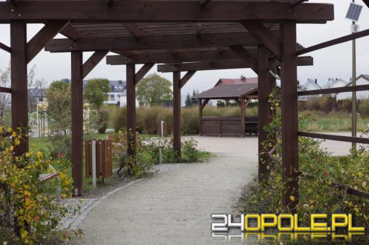 Wandale regularnie demolują Park sensoryczny. Miasto zleciło naprawę zniszczeń