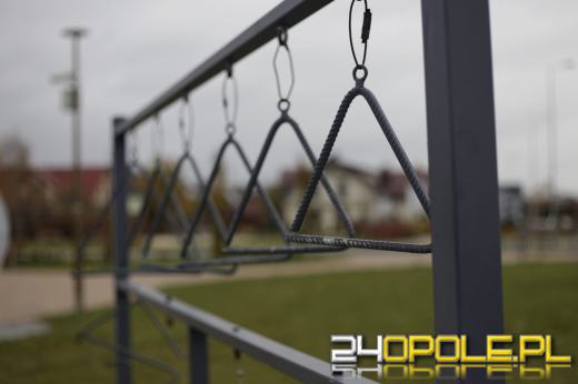 Wandale regularnie demolują Park sensoryczny. Miasto zleciło naprawę zniszczeń