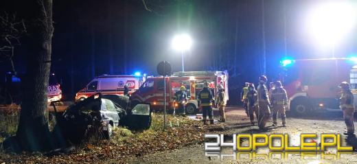 Samochód wypadł z drogi i uderzył w przepust. Kierowca ciężko ranny