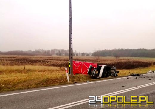 Czołowe zderzenie pojazdów na DK45. Nie żyje 60-letni kierowca 