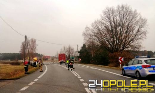 Czołowe zderzenie pojazdów na DK45. Nie żyje 60-letni kierowca 