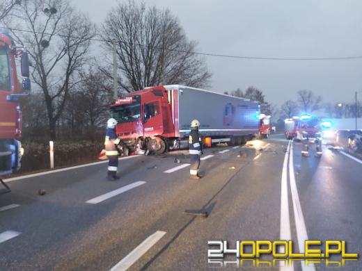 Czołowe zderzenie pojazdów na DK45. Nie żyje 60-letni kierowca 