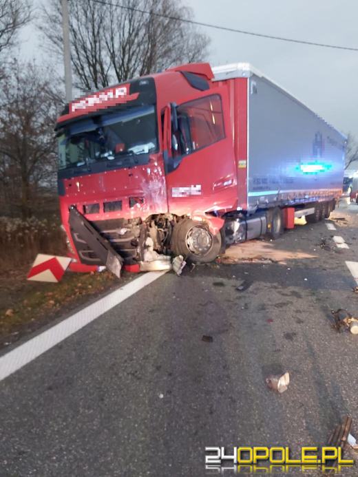 Czołowe zderzenie pojazdów na DK45. Nie żyje 60-letni kierowca 