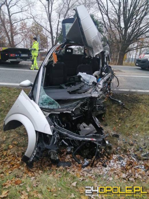 Czołowe zderzenie pojazdów na DK45. Nie żyje 60-letni kierowca 