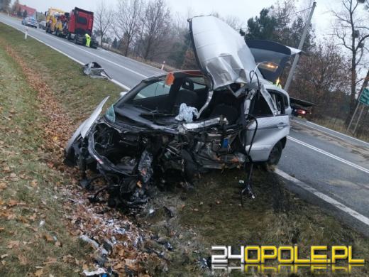Czołowe zderzenie pojazdów na DK45. Nie żyje 60-letni kierowca 