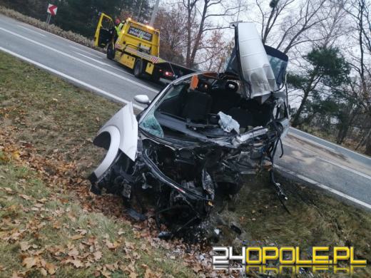 Czołowe zderzenie pojazdów na DK45. Nie żyje 60-letni kierowca 