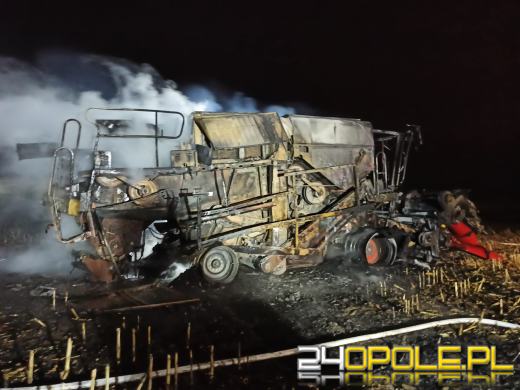 Na polu spłonął kombajn. Z ogniem walczyły trzy zastępy strażaków