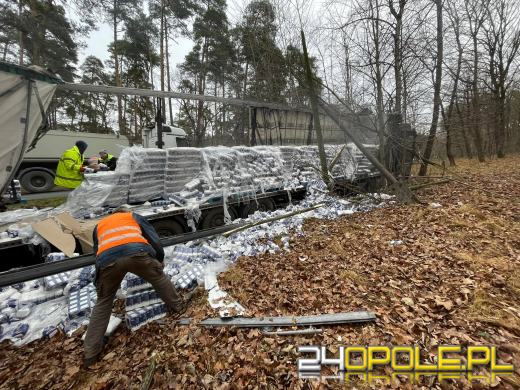 Ciężarówka przewożąca cukier wypadła z drogi