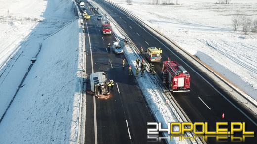 Śmiertelny wypadek na obwodnicy Niemodlina. Bus przewrócił się na bok